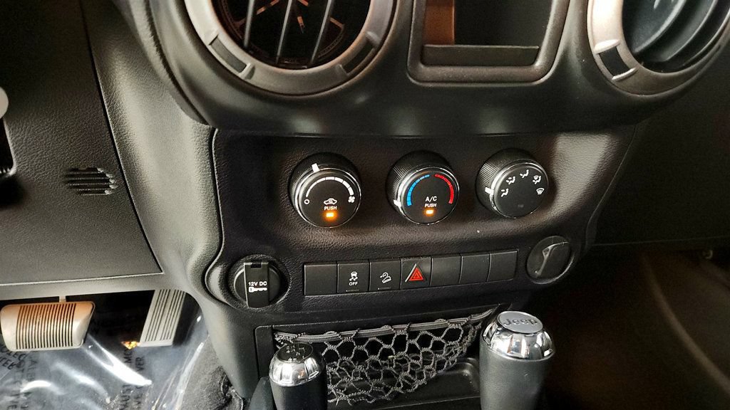 Used 2017 Jeep Wrangler Unlimited Sport w/ Connectivity Group AWD/4WD image 17