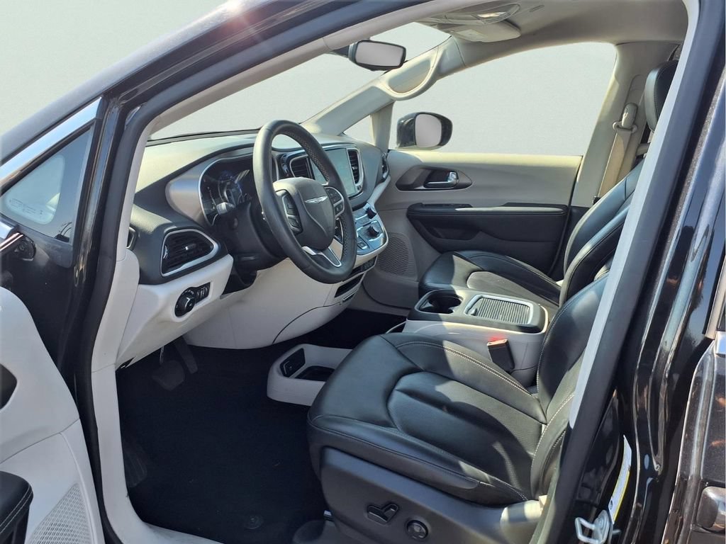 Used 2024 Chrysler Pacifica Touring-L FWD image 17