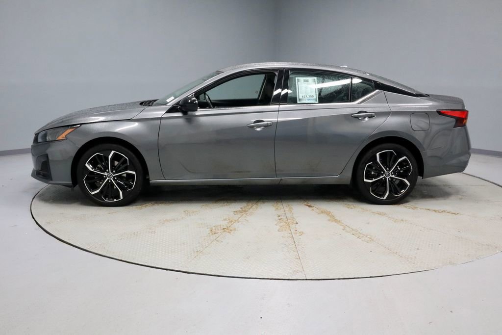 Used 2025 Nissan Altima 2.5 SR AWD/4WD image 7