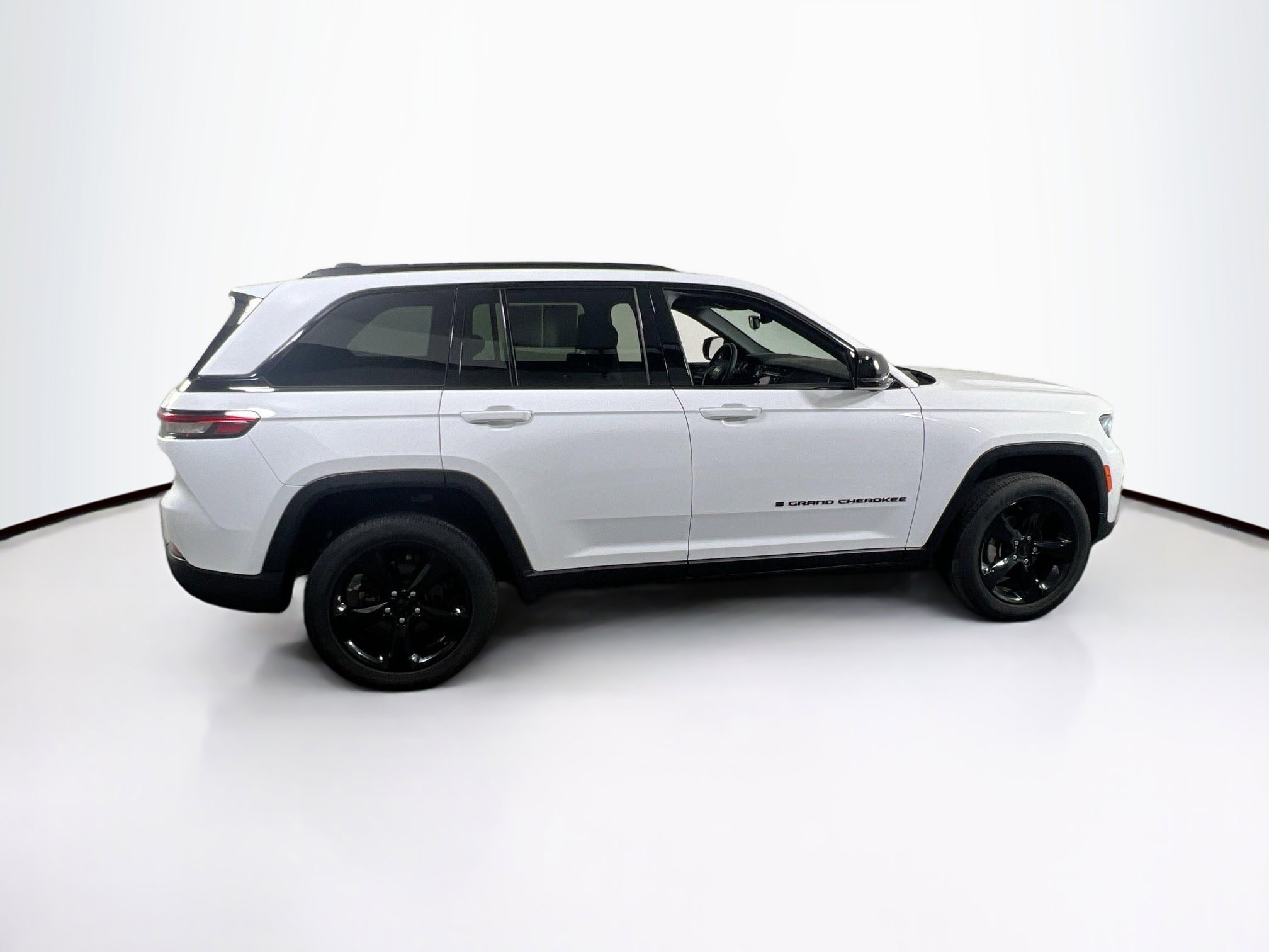 Used 2023 Jeep Grand Cherokee Altitude image 4