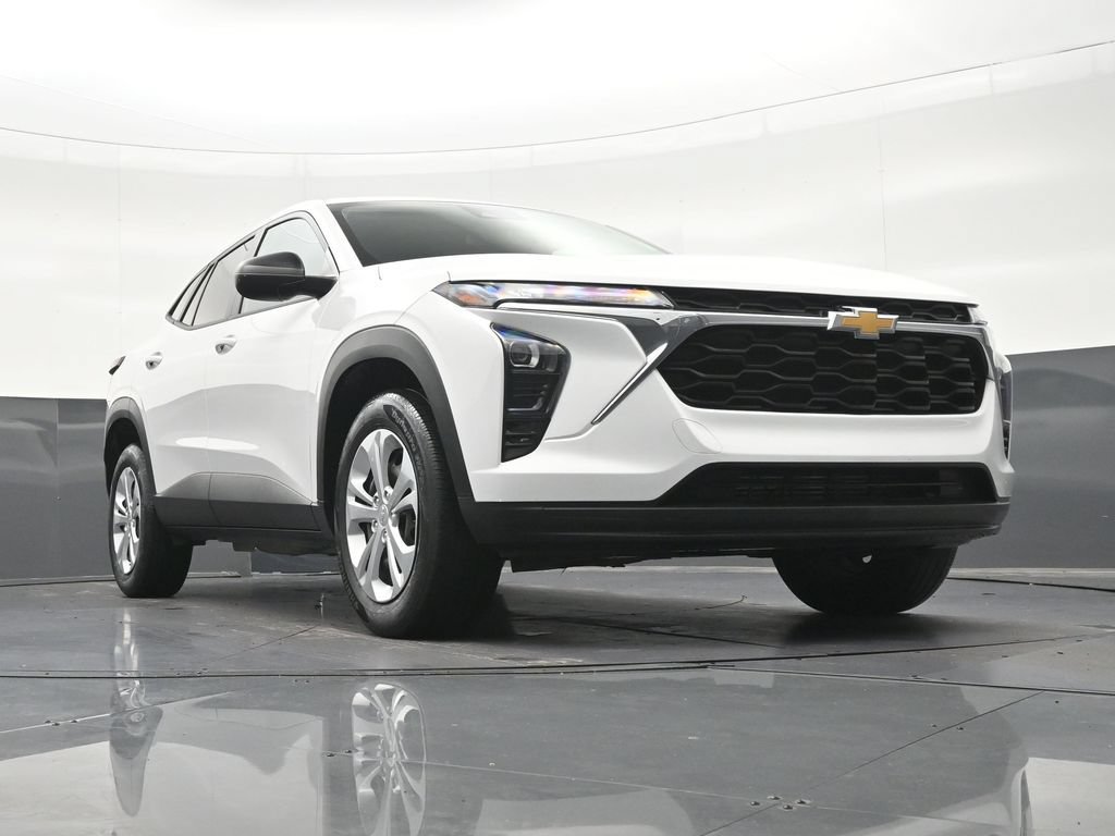 Used 2024 Chevrolet Trax LS w/ Driver Confidence Package FWD image 29