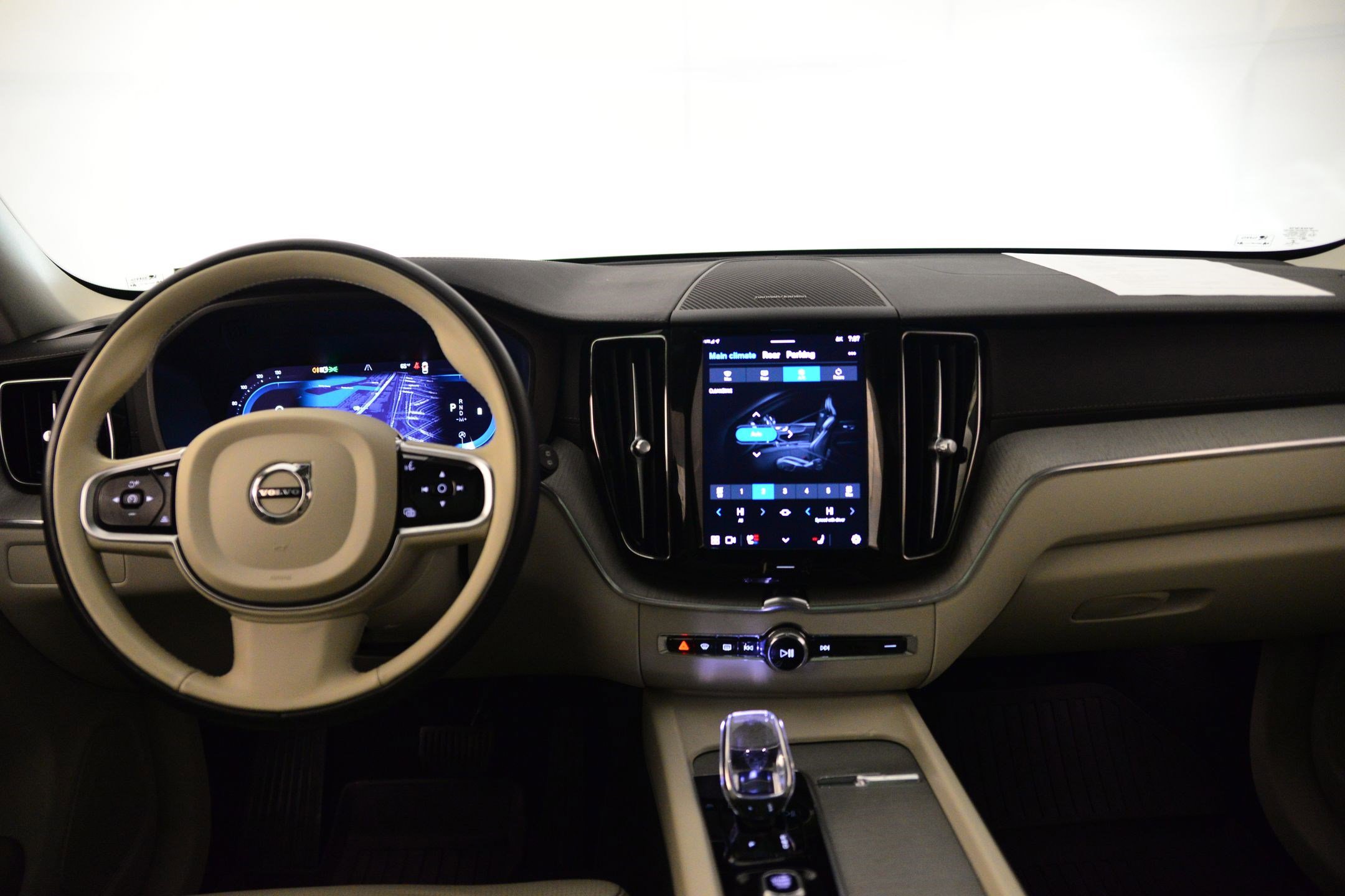 Used 2023 Volvo XC60 B5 Ultimate w/ Climate Package image 3