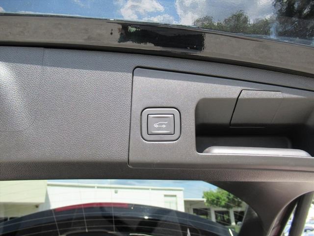 Certified 2025 Cadillac XT4 Premium Luxury image 32