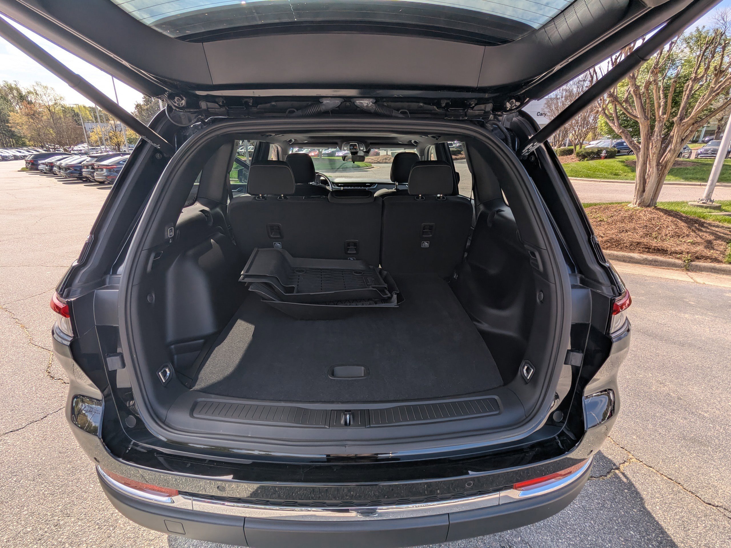 Certified 2025 Jeep Grand Cherokee Laredo X w/ Luxury Tech Group I image 16