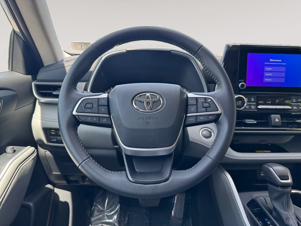 Used 2024 Toyota Highlander XLE AWD/4WD image 12