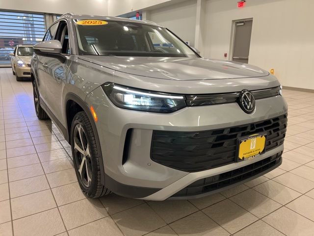 Certified 2025 Volkswagen Tiguan SE w/ Panoramic Sunroof Package image 1