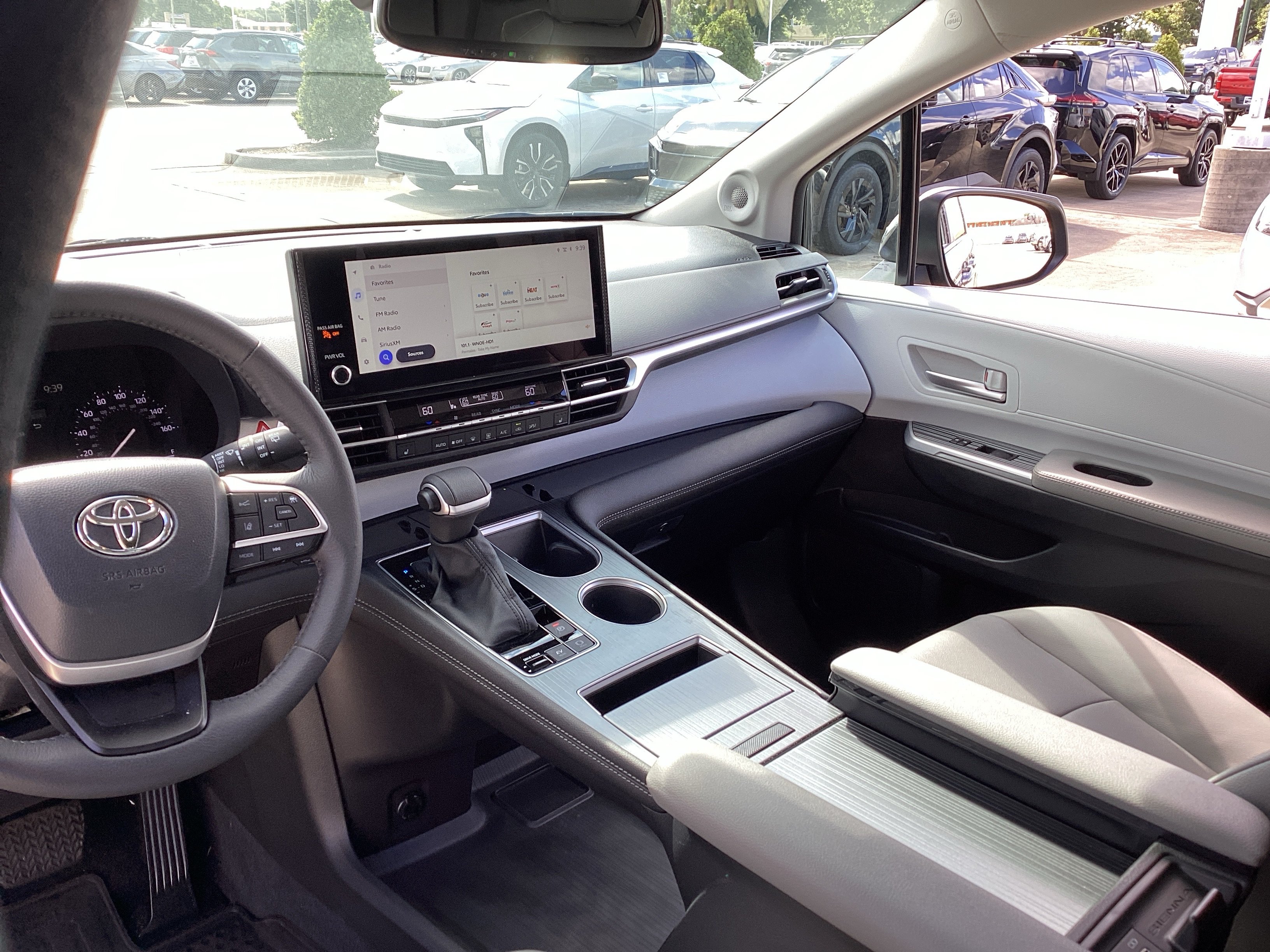 Used 2025 Toyota Sienna XLE w/ XLE Plus Package FWD image 15