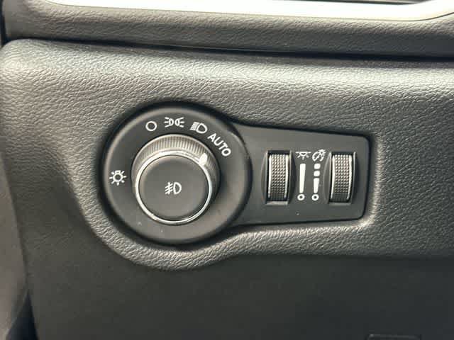 Used 2025 Chrysler Pacifica Select FWD image 19