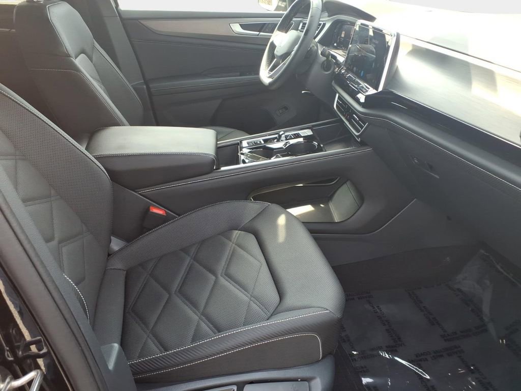 Used 2024 Volkswagen Atlas Cross Sport SE image 30