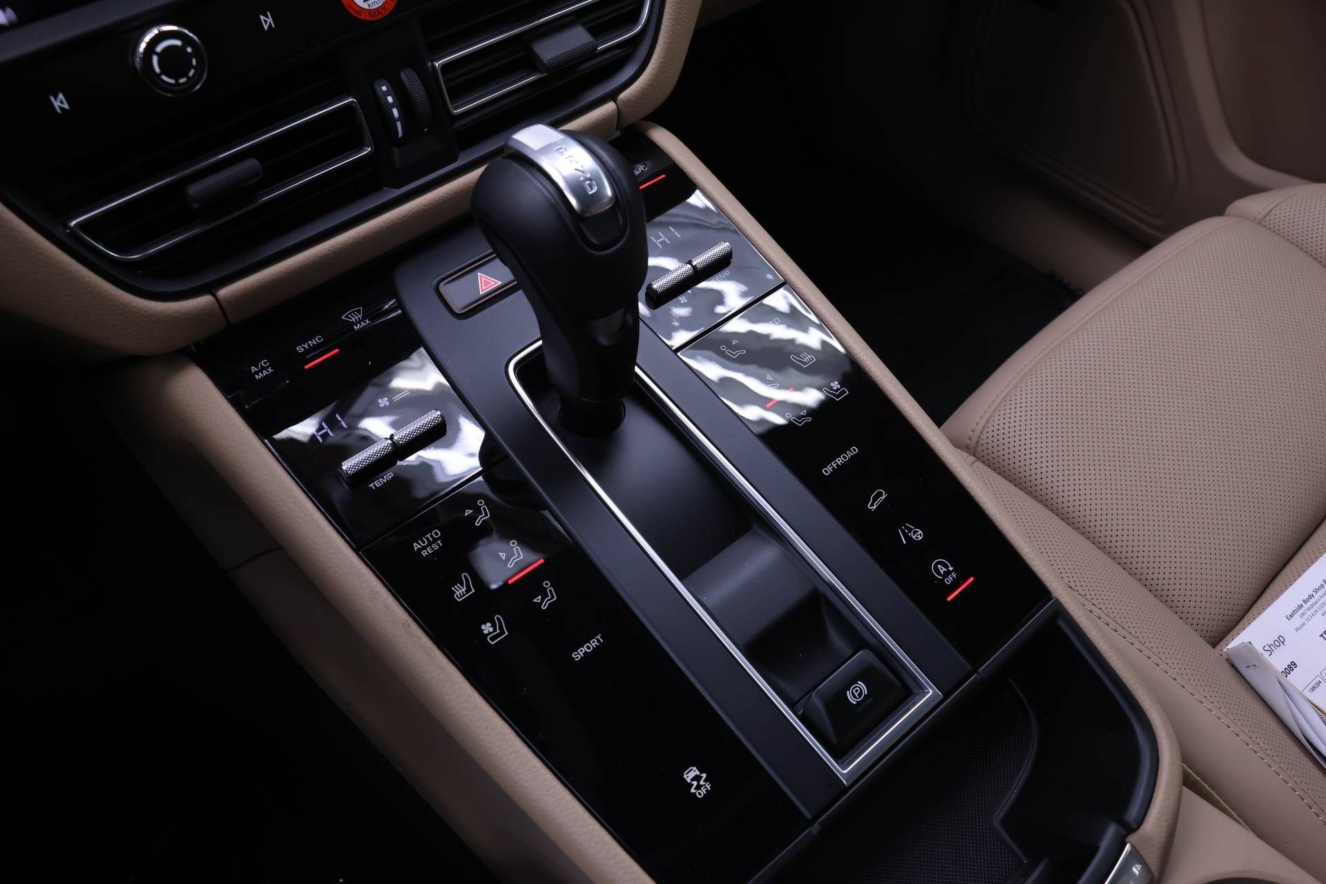 Used 2025 Porsche Macan AWD/4WD image 12