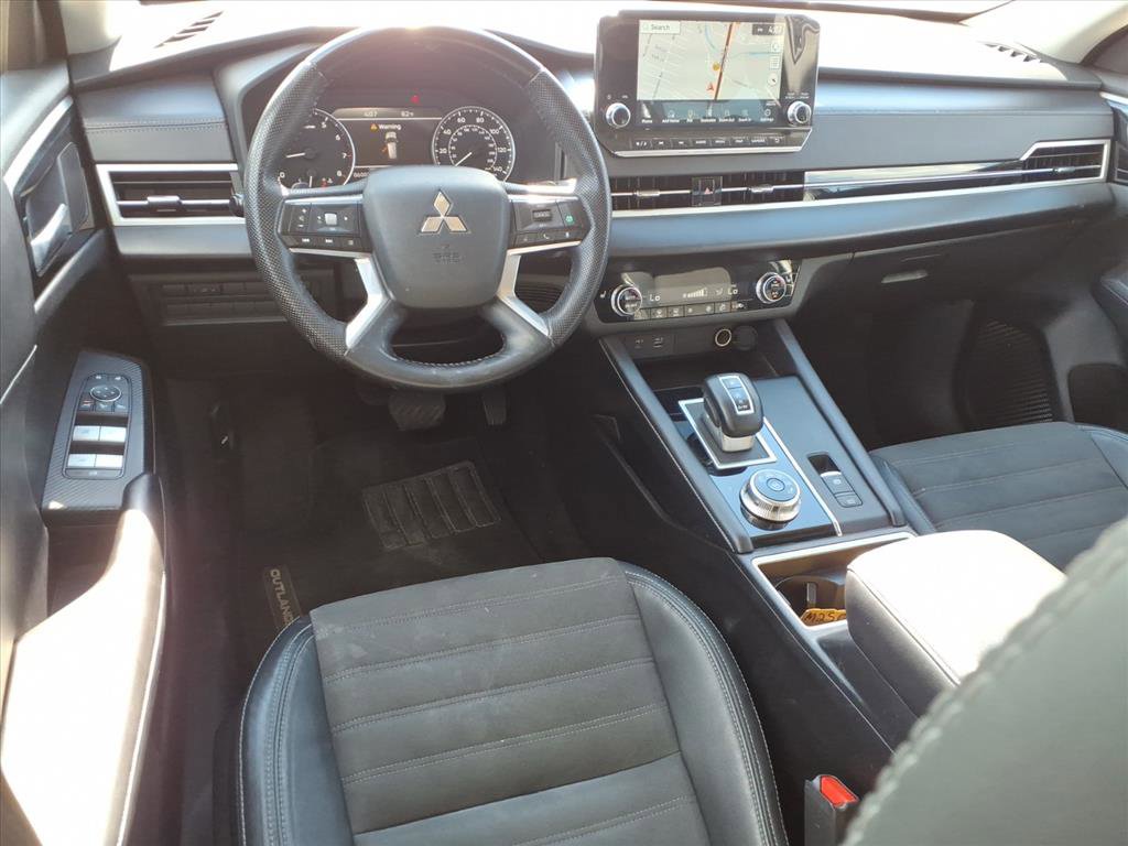Used 2023 Mitsubishi Outlander SE image 16