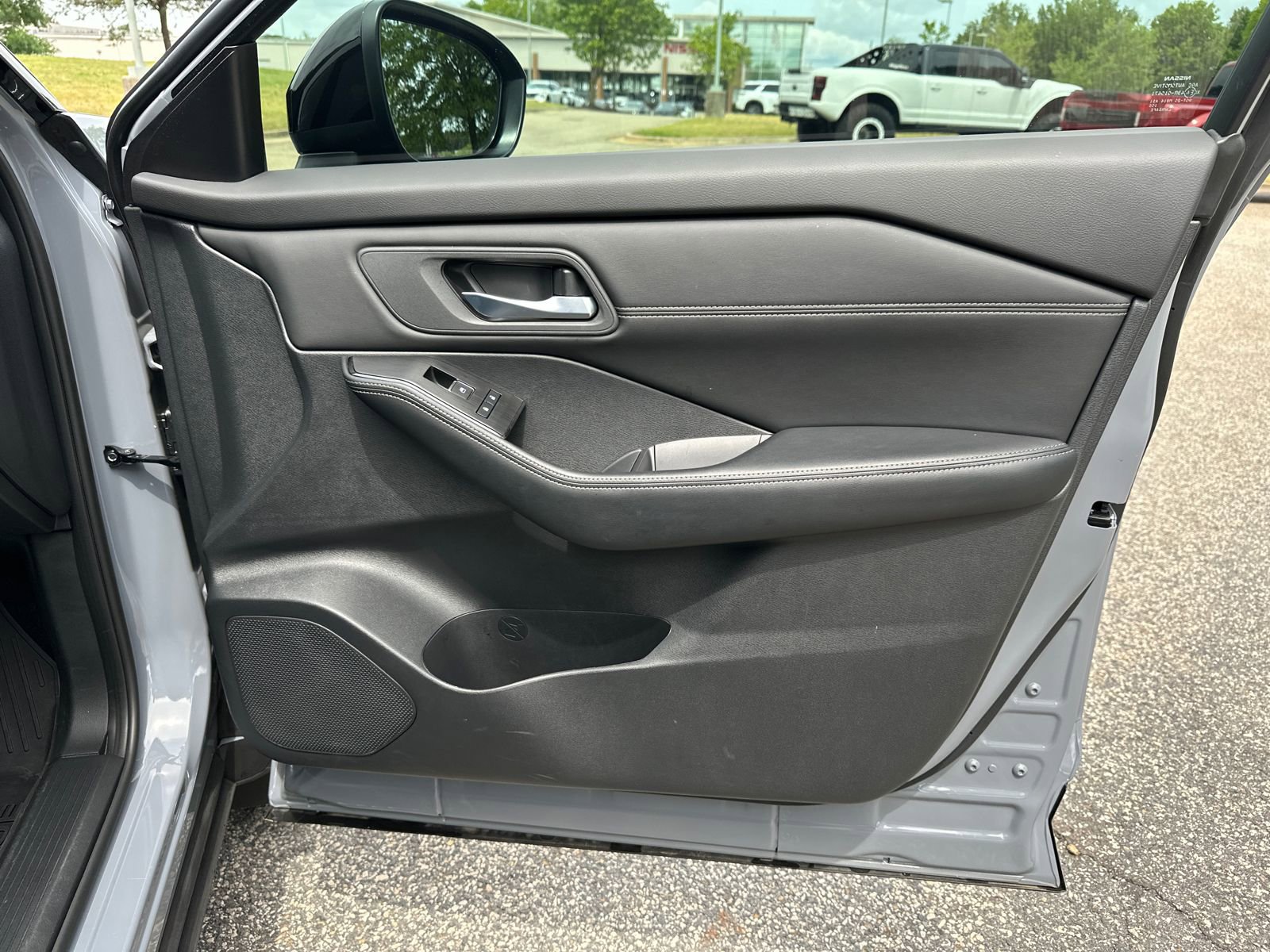 Certified 2024 Nissan Rogue SL FWD image 12