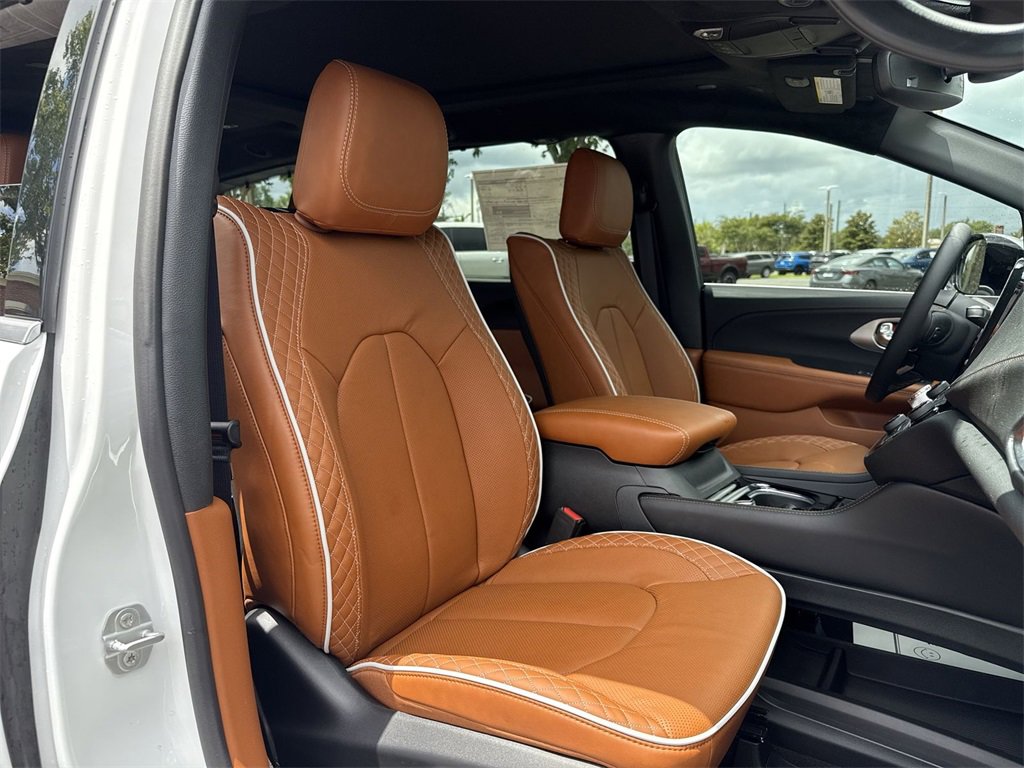 New 2025 Chrysler Pacifica Pinnacle image 30