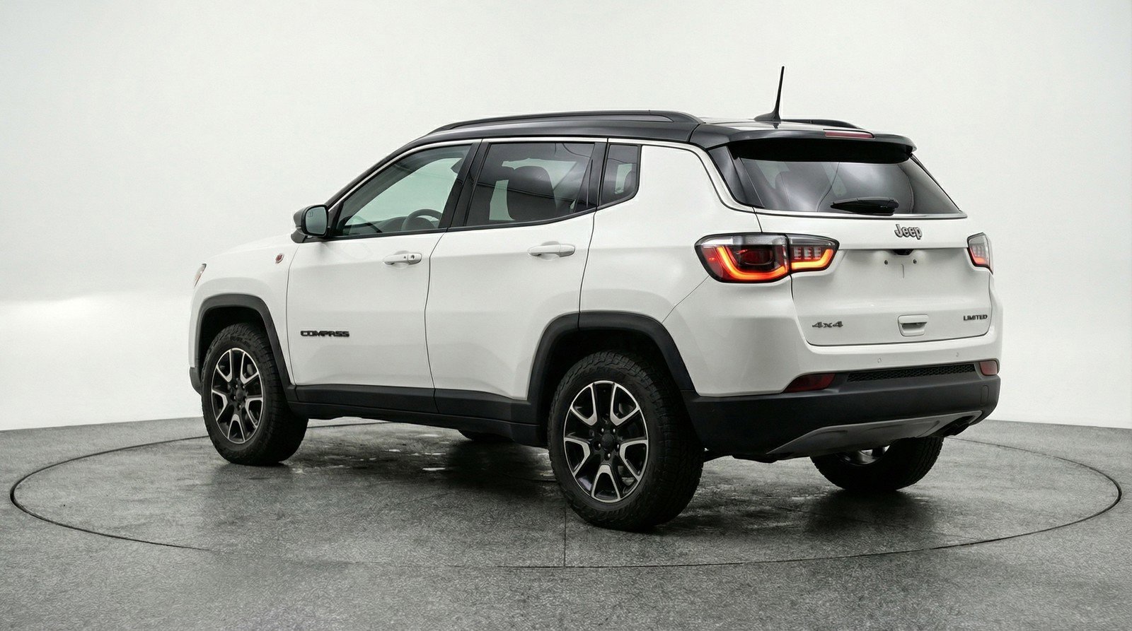 Used 2025 Jeep Compass Trailhawk image 6