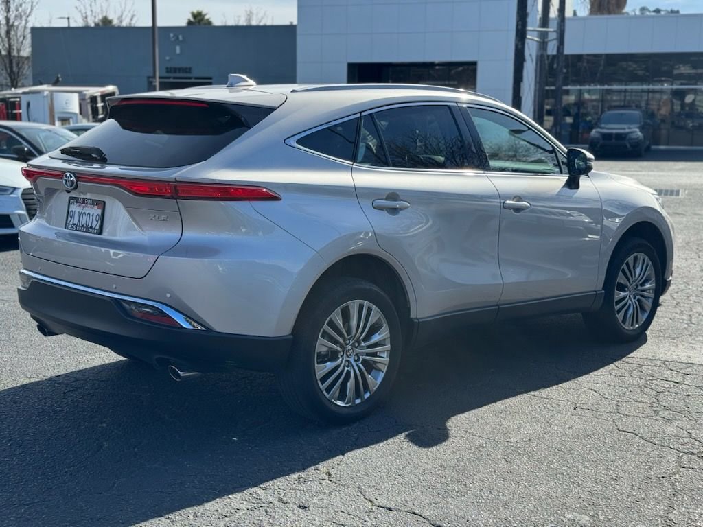 Used 2024 Toyota Venza XLE image 9