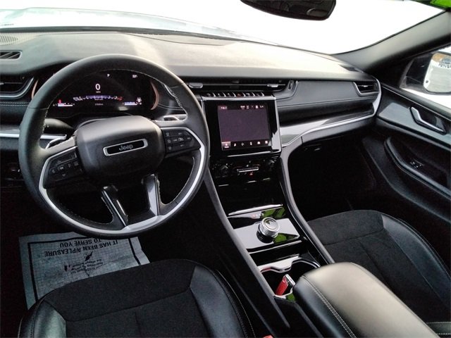 Used 2023 Jeep Grand Cherokee L Laredo image 32