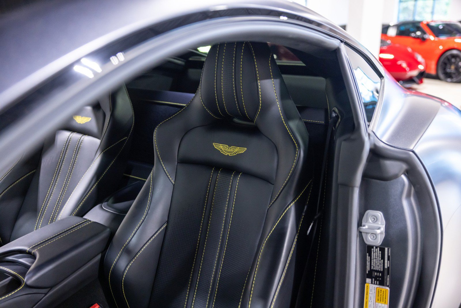 Used 2022 Aston Martin V8 Vantage Coupe RWD image 38