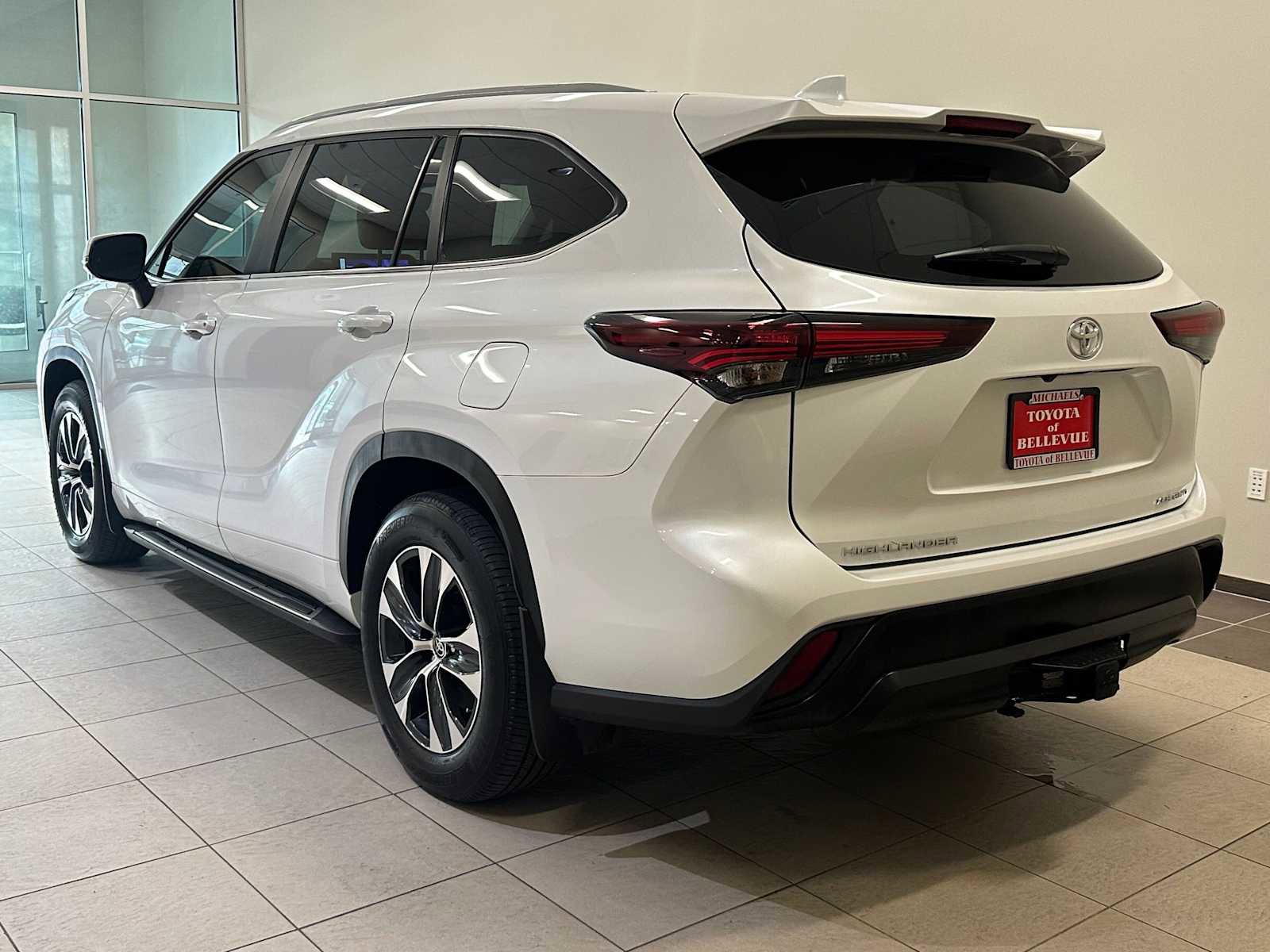 Certified 2024 Toyota Highlander XLE AWD/4WD image 4