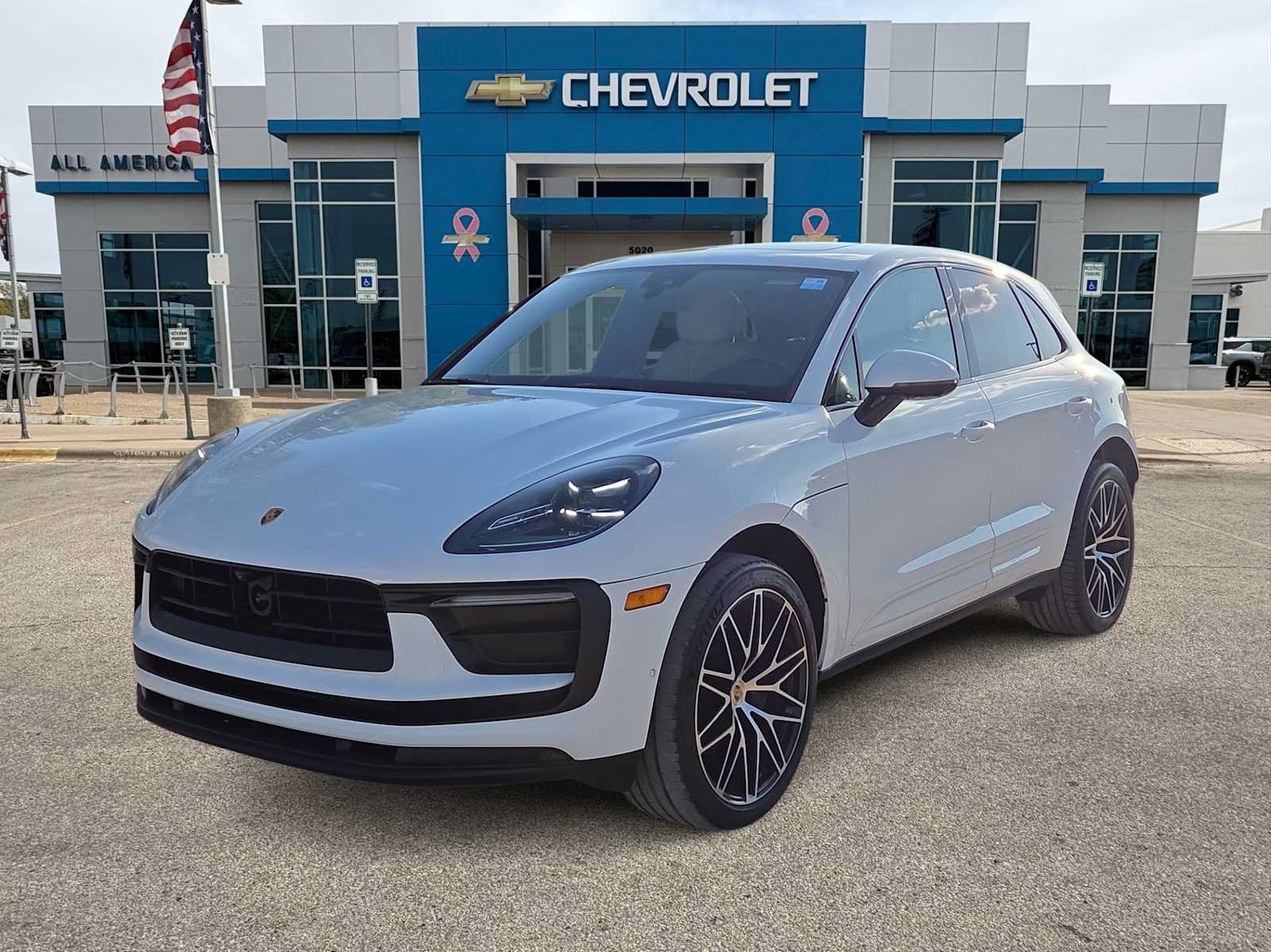 Used 2022 Porsche Macan AWD/4WD image 1