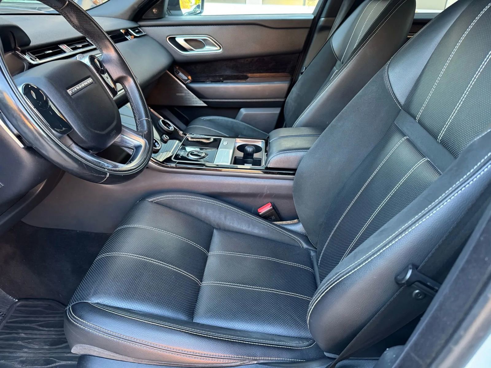 Used 2018 Land Rover Range Rover Velar R-Dynamic SE image 3