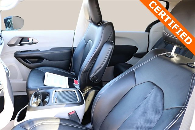 Used 2024 Chrysler Pacifica Select image 12