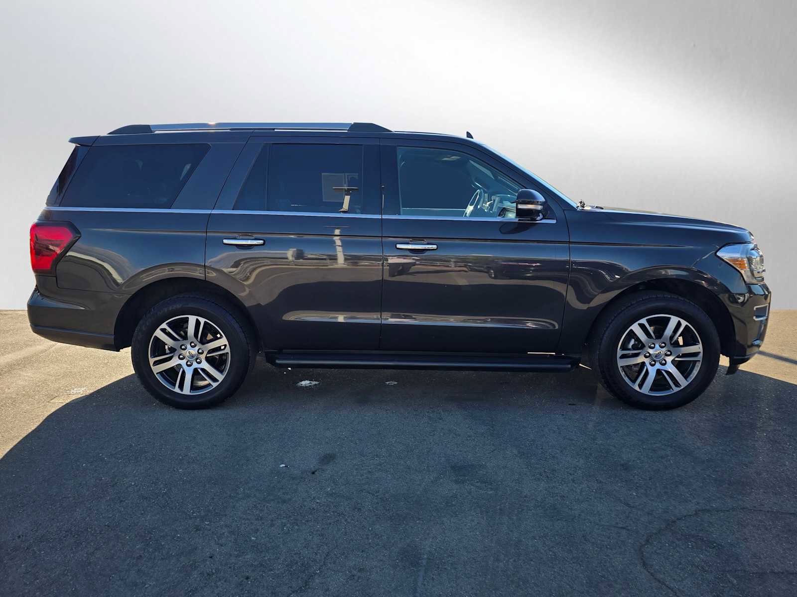 Used 2024 Ford Expedition Limited image 2