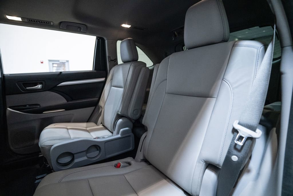 Used 2018 Toyota Highlander XLE AWD/4WD image 35