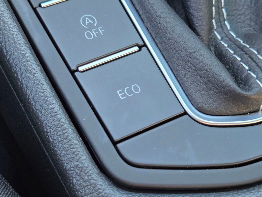 Certified 2025 Volkswagen Jetta Sport image 22