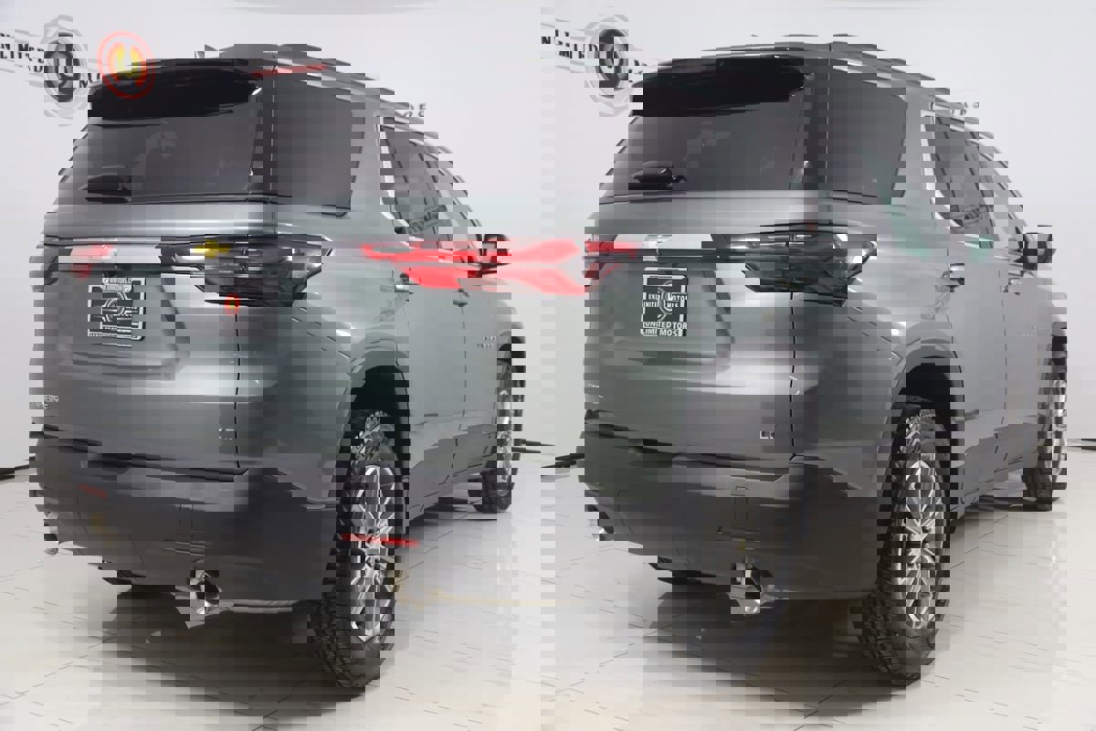 Used 2023 Chevrolet Traverse LT image 3