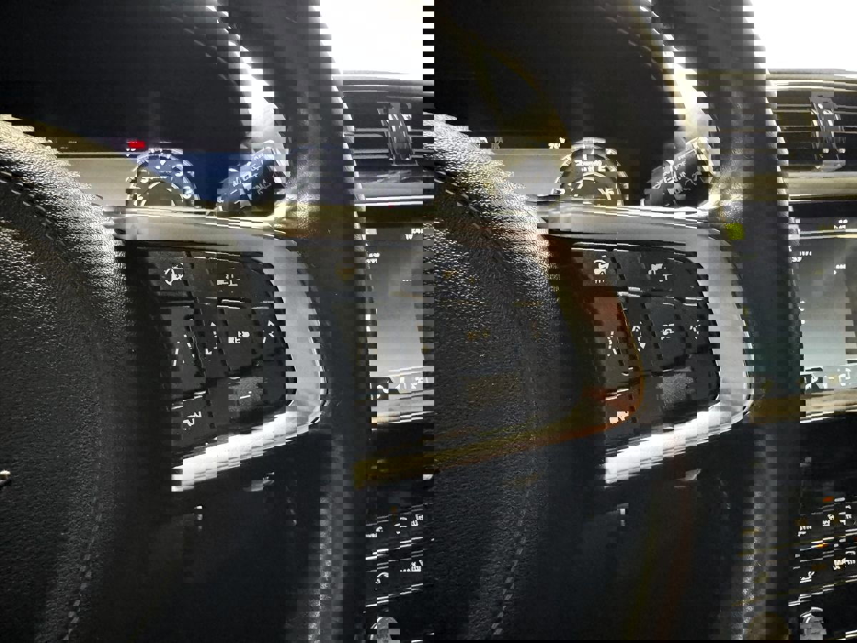 Used 2019 Jaguar F-PACE S image 33