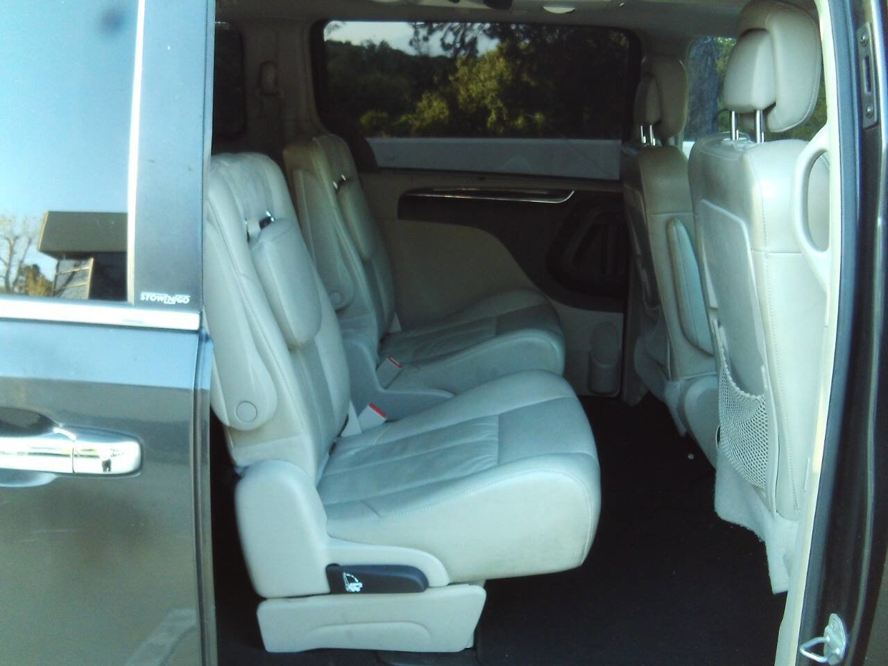 Used 2012 Chrysler Town & Country Limited w/ Luxury Group image 21