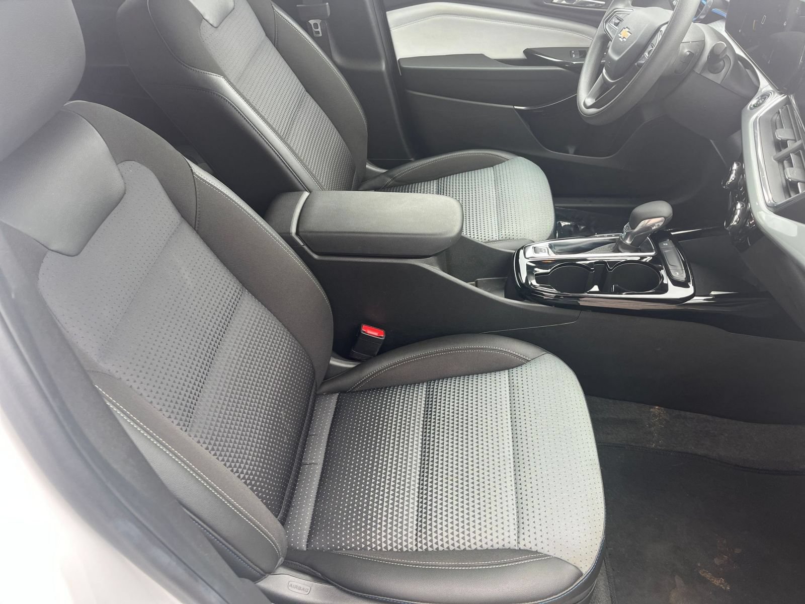 Used 2025 Chevrolet Trax LT FWD image 35