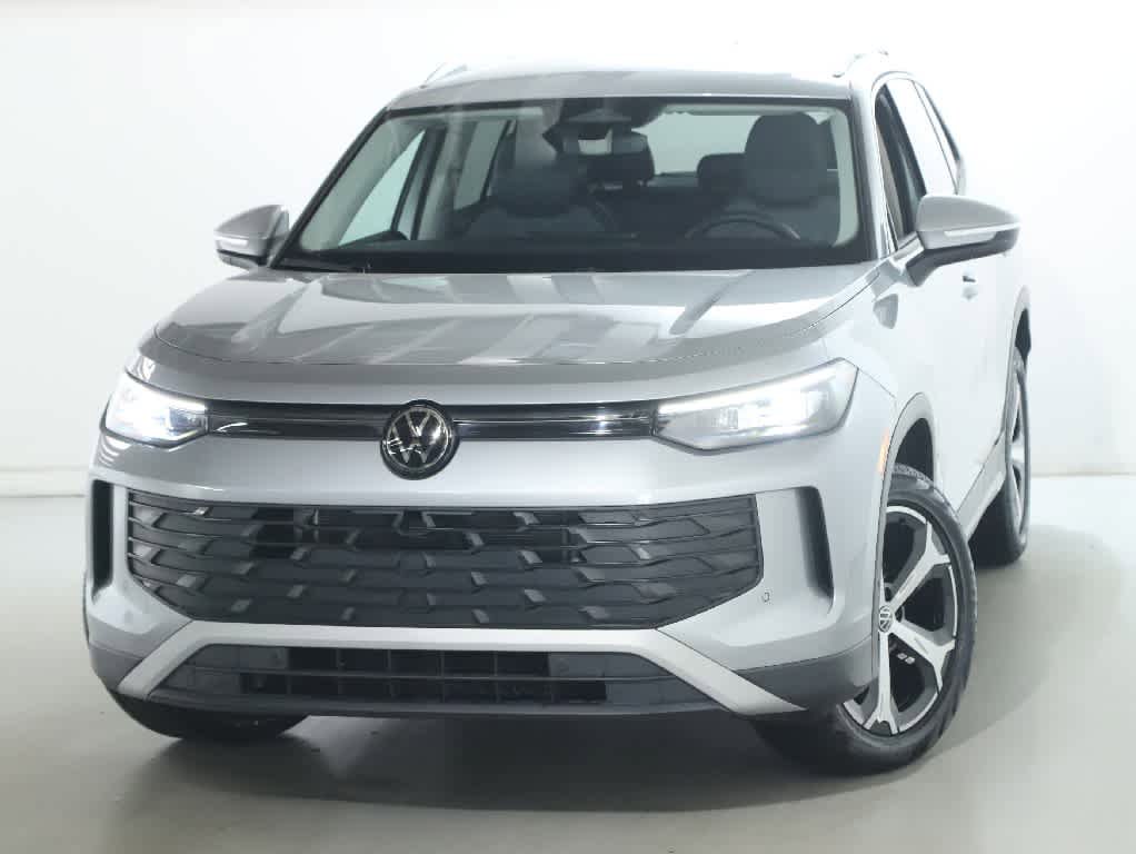 Certified 2025 Volkswagen Tiguan SE FWD image 3