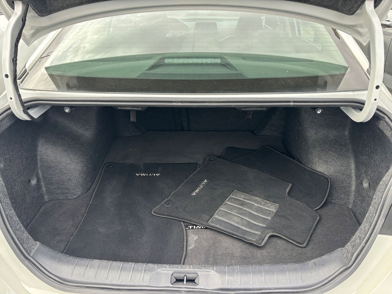 Used 2025 Nissan Altima 2.5 SV FWD image 33