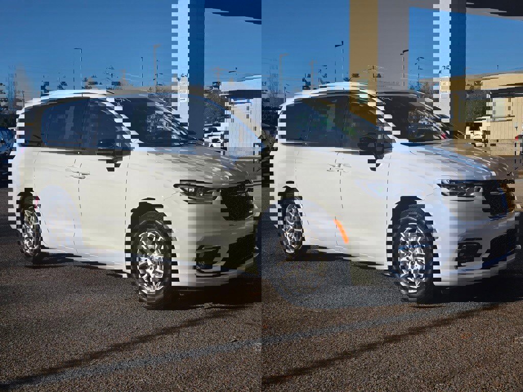 Used 2024 Chrysler Pacifica Touring-L image 31