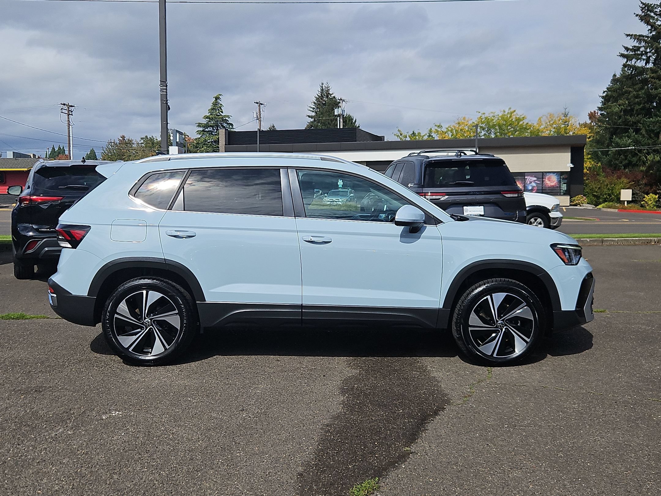 Used 2025 Volkswagen Taos SE w/ Panoramic Sunroof Package AWD/4WD image 6