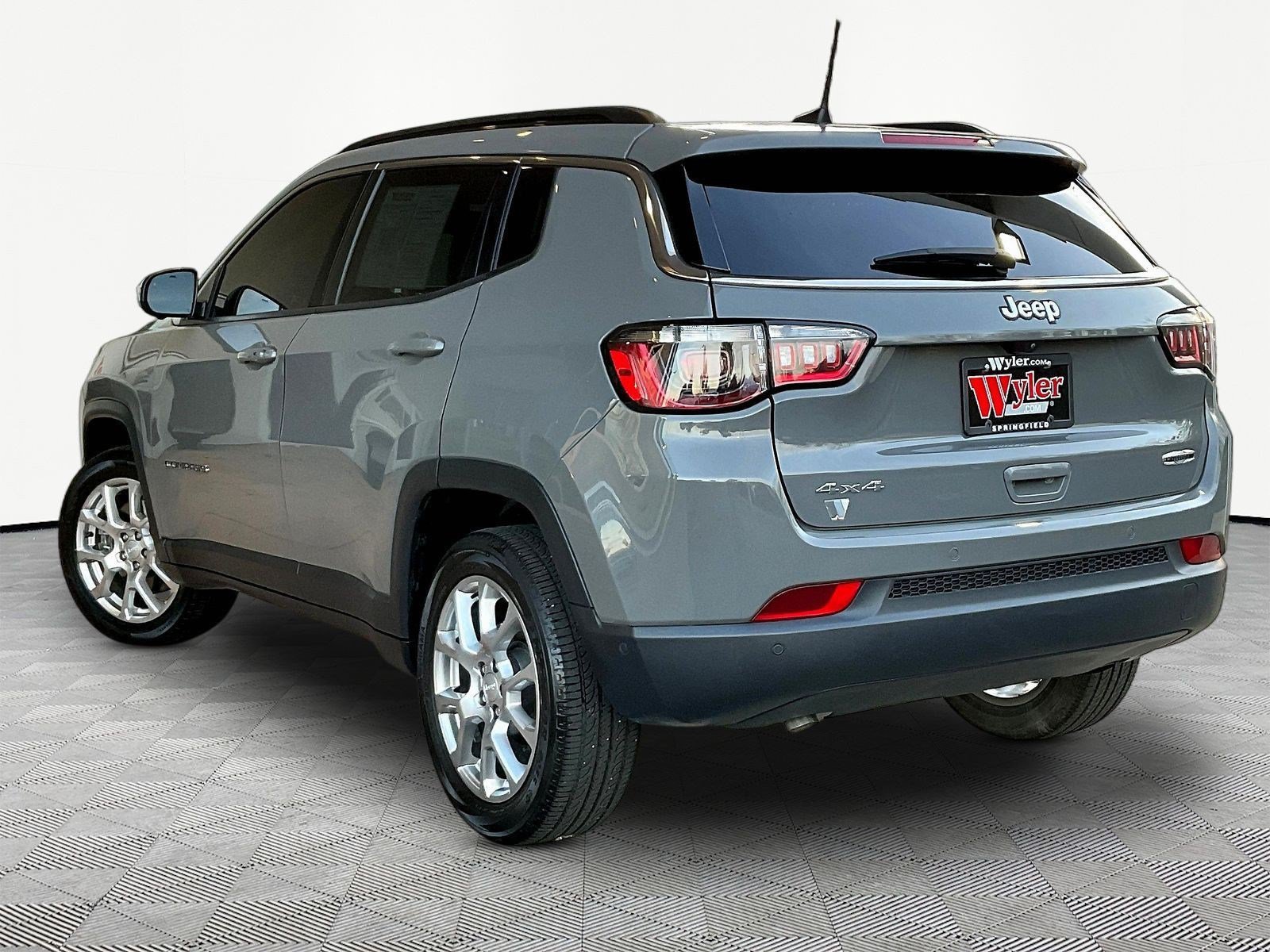 Used 2023 Jeep Compass Latitude w/ Sun and Sound Group AWD/4WD image 4