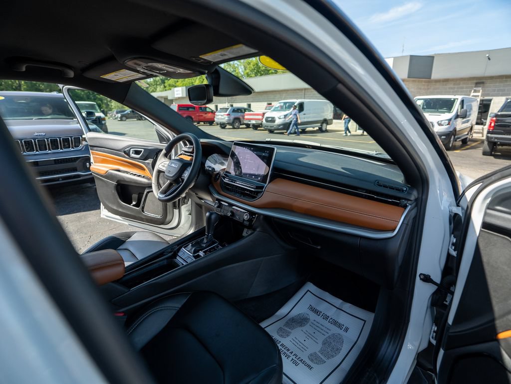 Used 2025 Jeep Compass Limited AWD/4WD image 23