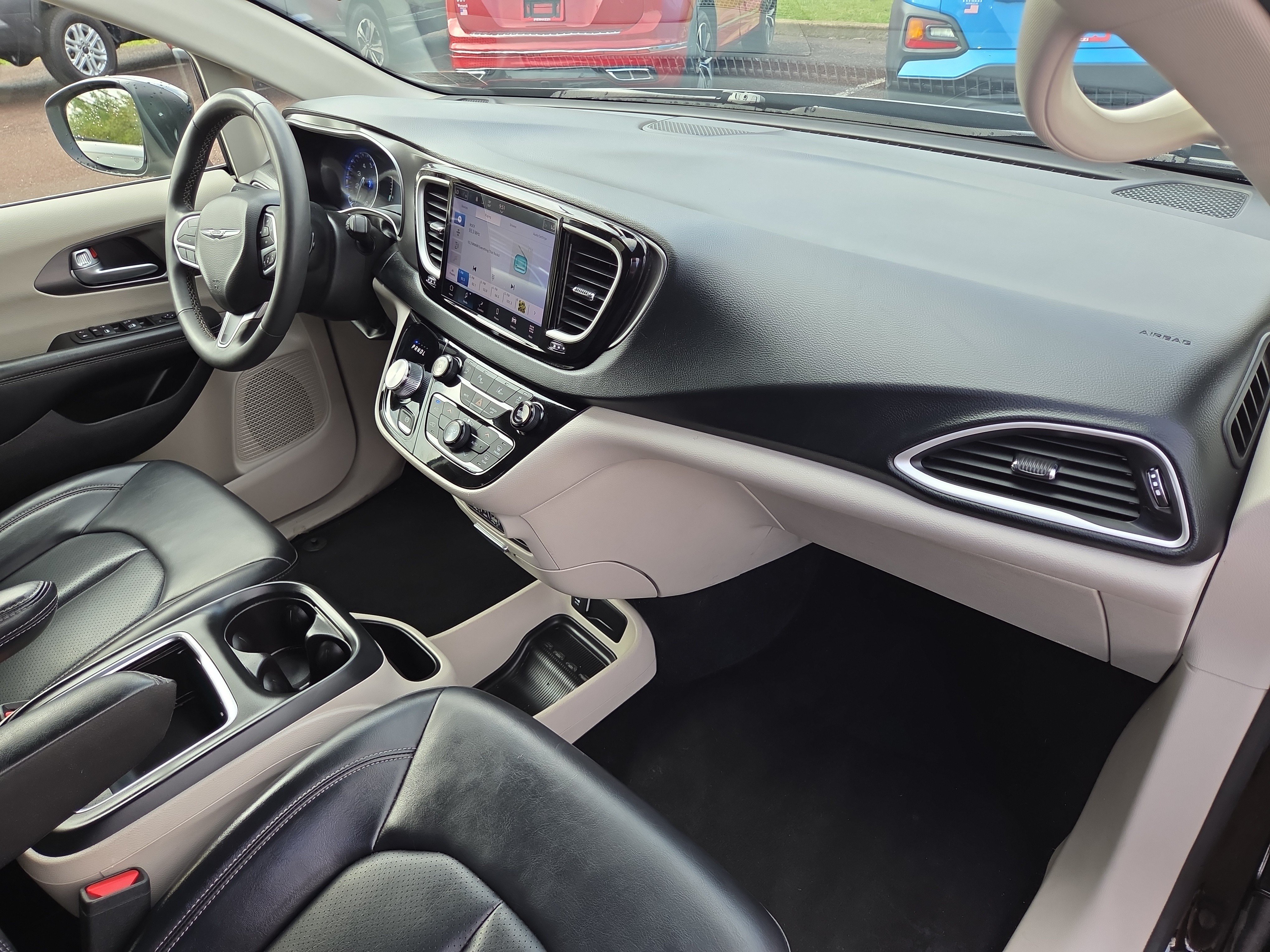 Used 2023 Chrysler Pacifica Touring-L FWD image 17