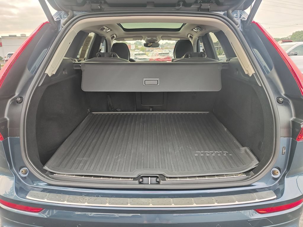 Used 2024 Volvo XC60 B5 Plus w/ Protection Package Premier AWD/4WD image 9