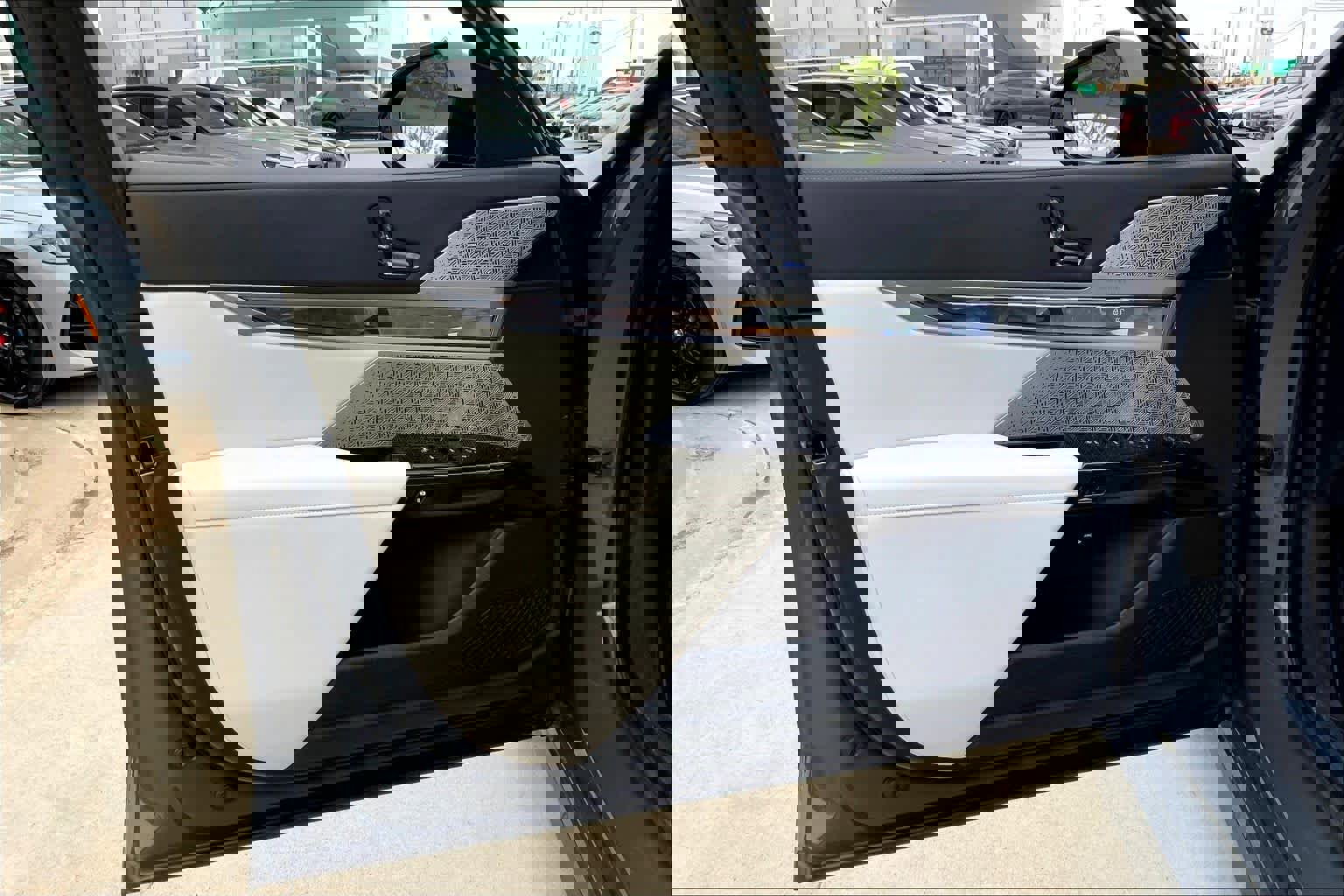 Certified 2025 BMW 760i xDrive w/ Executive Package AWD/4WD image 20