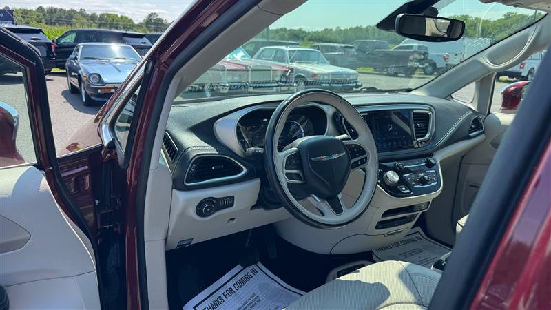 Used 2018 Chrysler Pacifica Limited w/ Advanced Safetytec Group FWD image 32