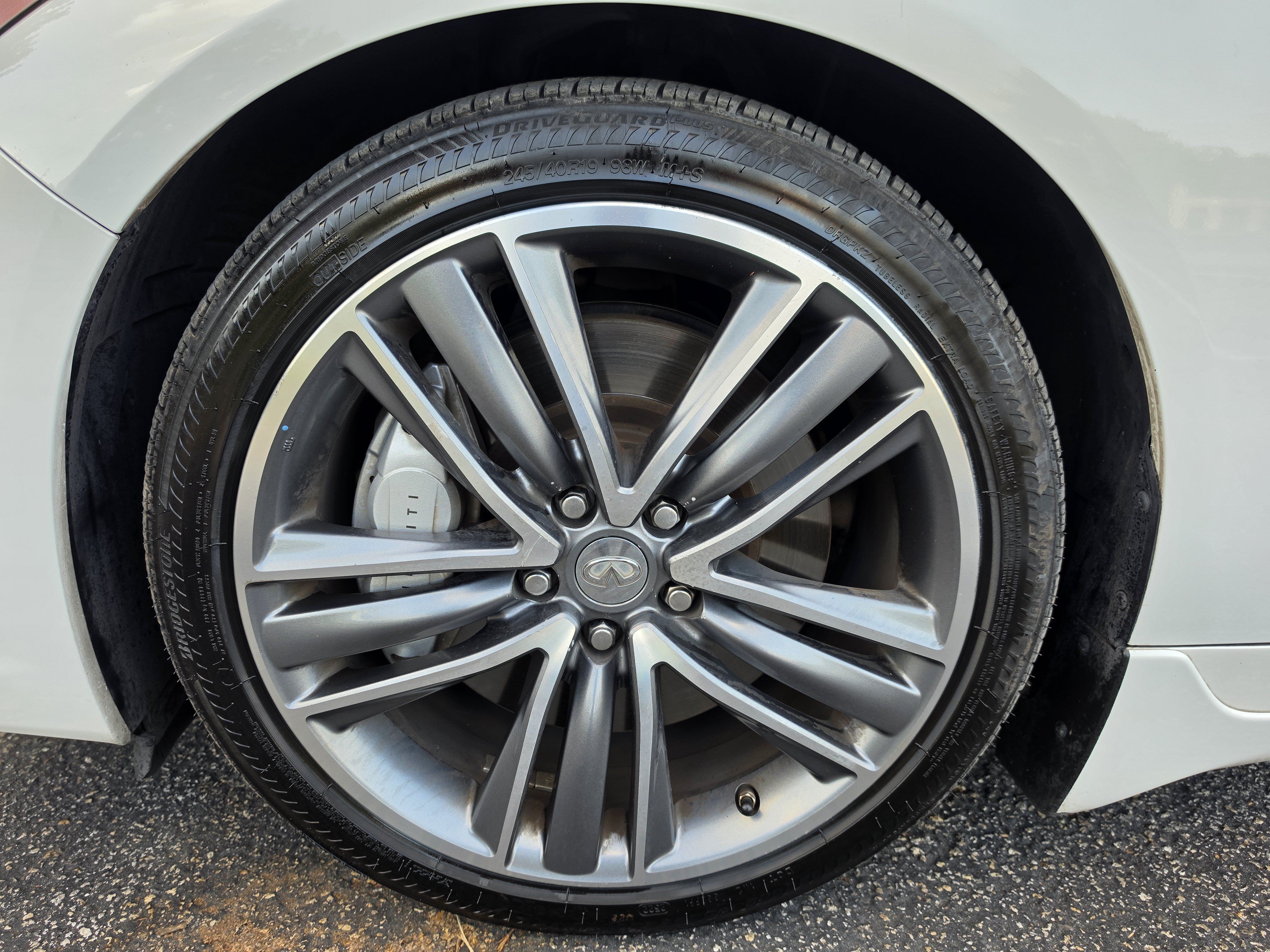 Used 2014 INFINITI Q50 Hybrid w/ Deluxe Technology Package RWD image 39