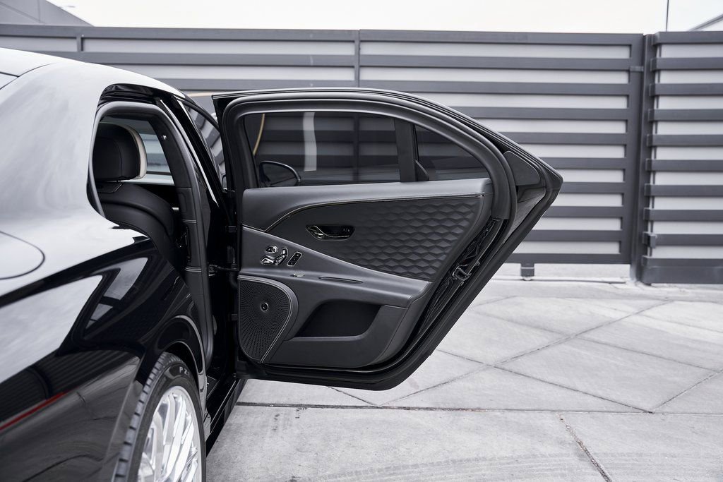 Used 2025 Bentley Flying Spur Plug-In Hybrid image 26