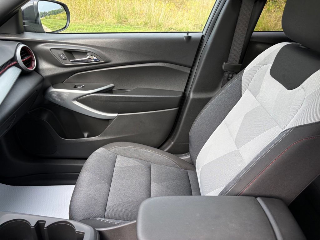 Used 2025 Chevrolet Trax RS w/ Sunroof Package FWD image 16