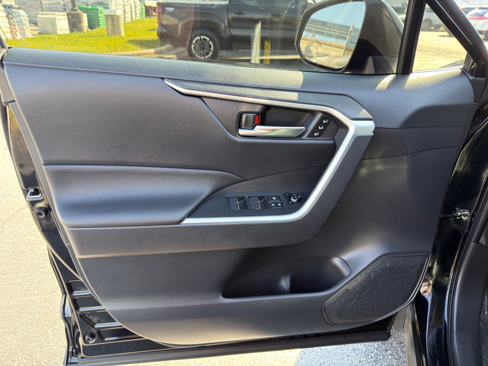 Used 2022 Toyota RAV4 XLE Premium image 13