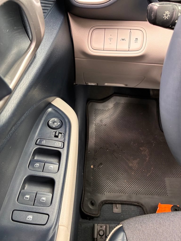 Used 2021 Hyundai Venue FWD image 24