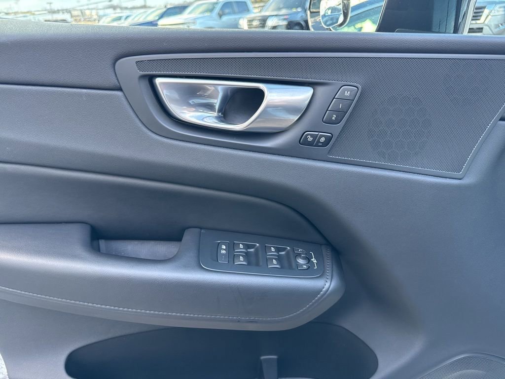 Used 2024 Volvo XC60 B5 Plus image 11