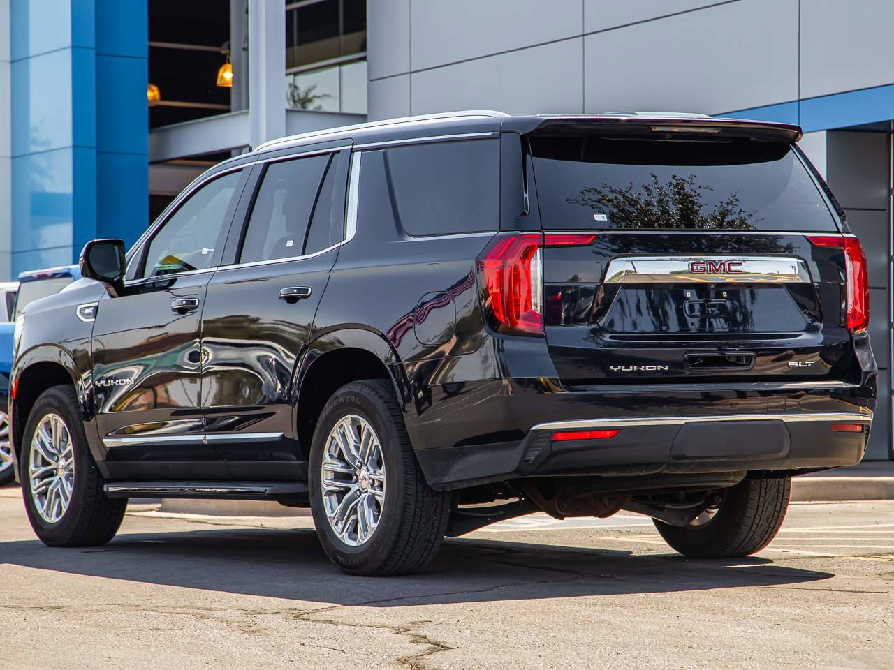 Used 2023 GMC Yukon SLT w/ SLT Luxury Package image 4