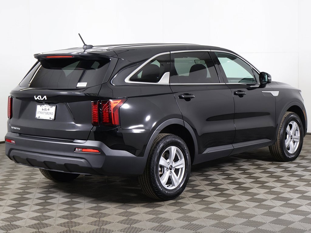 Used 2023 Kia Sorento LX image 10